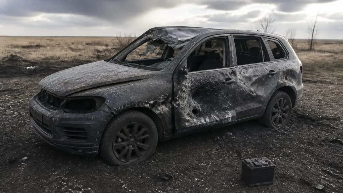 Volkswagen Touareg, distrus de o rachetă, a plecat pe roți. Bateria de 12V sub scaun i-a salvat viața