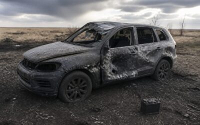 Volkswagen Touareg, distrus de o rachetă, a plecat pe roți. Bateria de 12V sub scaun i-a salvat viața