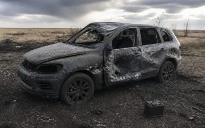 Volkswagen Touareg, distrus de o rachetă, a plecat pe roți. Bateria de 12V sub scaun i-a salvat viața