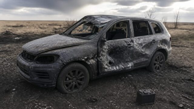 Volkswagen Touareg, distrus de o rachetă, a plecat pe roți. Bateria de 12V sub scaun i-a salvat viața 14 Volkswagen Touareg, distrus de o rachetă, a plecat pe roți. Bateria de 12V sub scaun i-a salvat viața