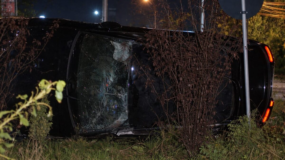 Un autoturism de lux s-a răsturnat de mai multe ori în Bragadiru, doi oameni au ajuns la spital. Ce a dus la pierderea controlului 1 Un autoturism de lux s-a răsturnat de mai multe ori în Bragadiru, doi oameni au ajuns la spital. Ce a dus la pierderea controlului