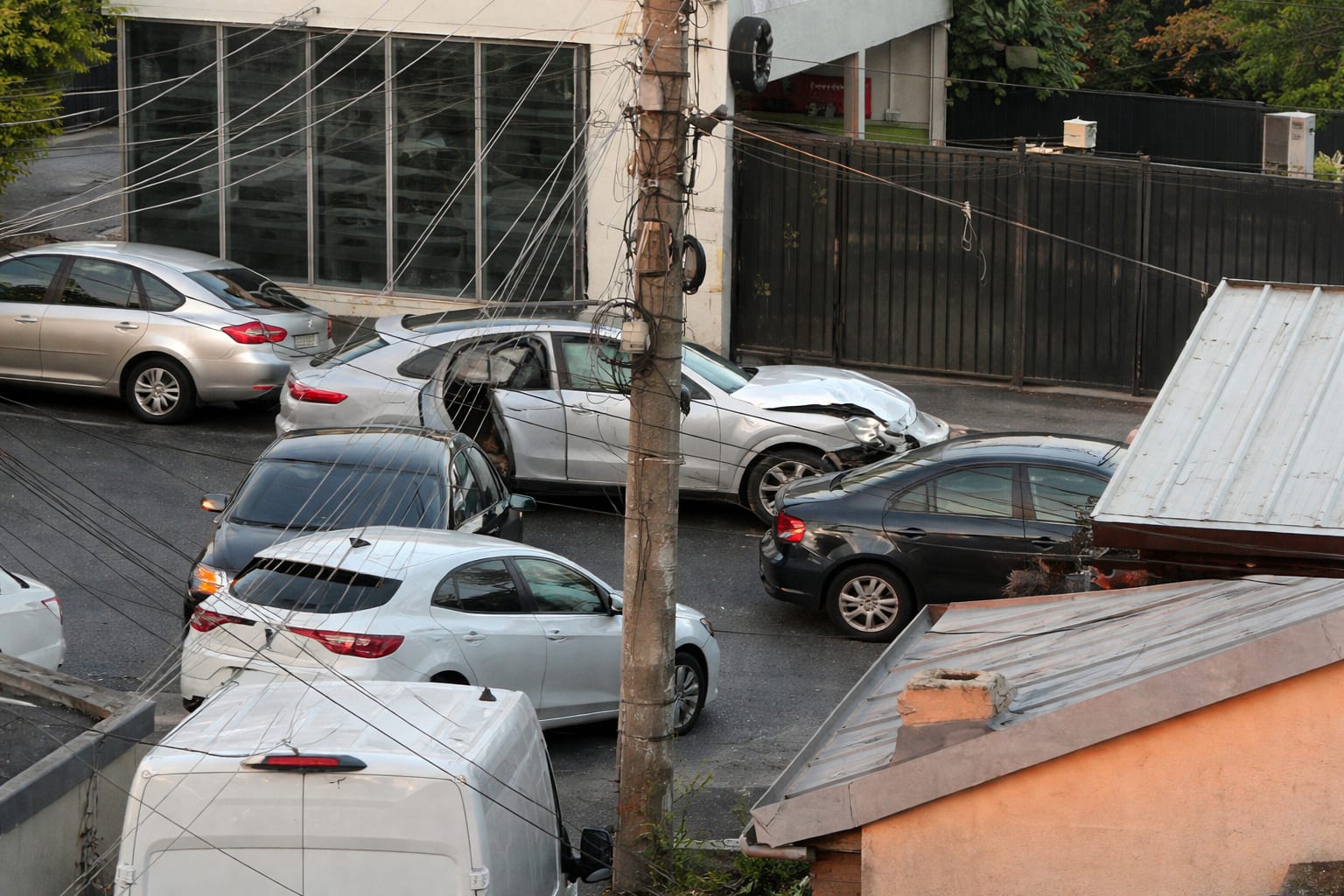 Un tânăr de 17 ani a provocat un carambol cu cinci mașini în București. Alcooltestul a arătat 0,23 mg/l 2 accident minor București, imagine 2