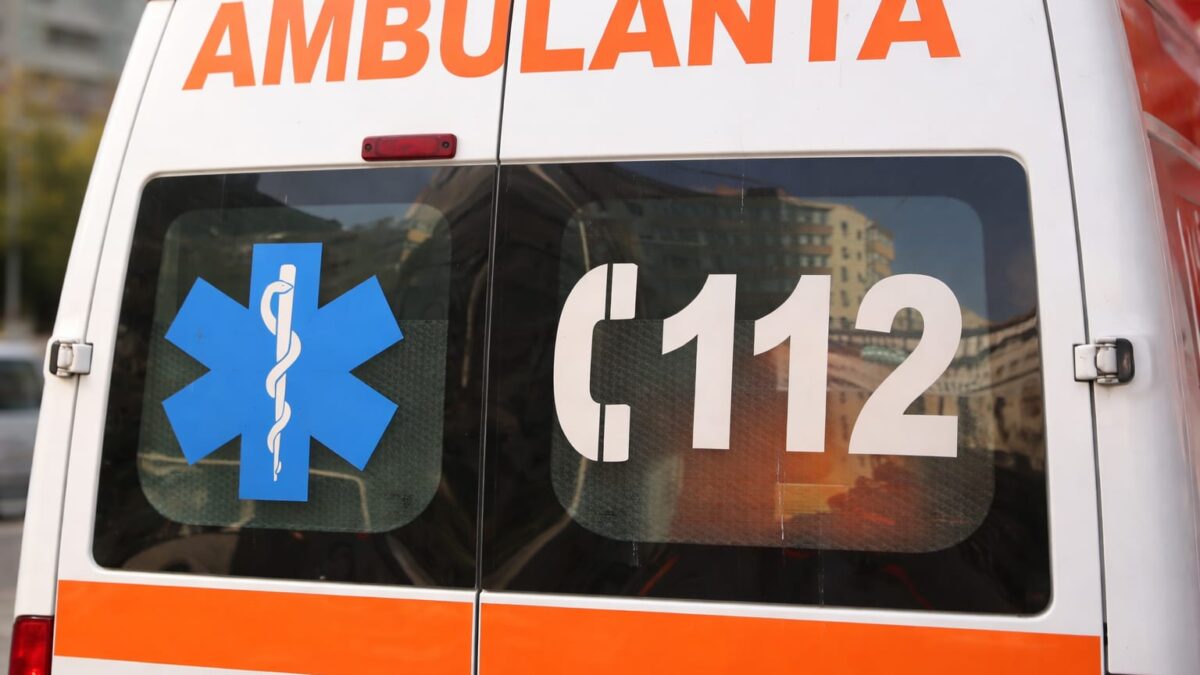 Două persoane au ajuns la spital după ce un autocar a lovit o motocicletă pe centura Timișoarei