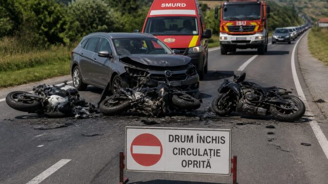 DN7, blocat complet în Hunedoara după un accident cu trei motociclete și patru răniți. Ce s-a întâmplat între Burjuc și Zam 2 DN7, blocat complet în Hunedoara după un accident cu trei motociclete și patru răniți. Ce s-a întâmplat între Burjuc și Zam