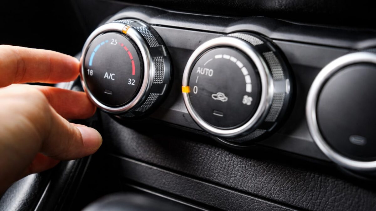 Habitaclul unei mașini poate atinge 60°C. Două metode simple scot mai repede aerul încins 1 Habitaclul unei mașini poate atinge 60°C. Două metode simple scot mai repede aerul încins