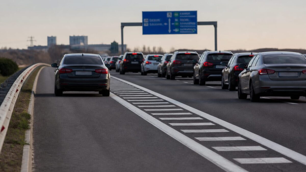 Amenzi de până la 4.325 lei și suspendare de permis pentru banda de urgență. Mulți șoferi ignoră și regulile din sensul giratoriu