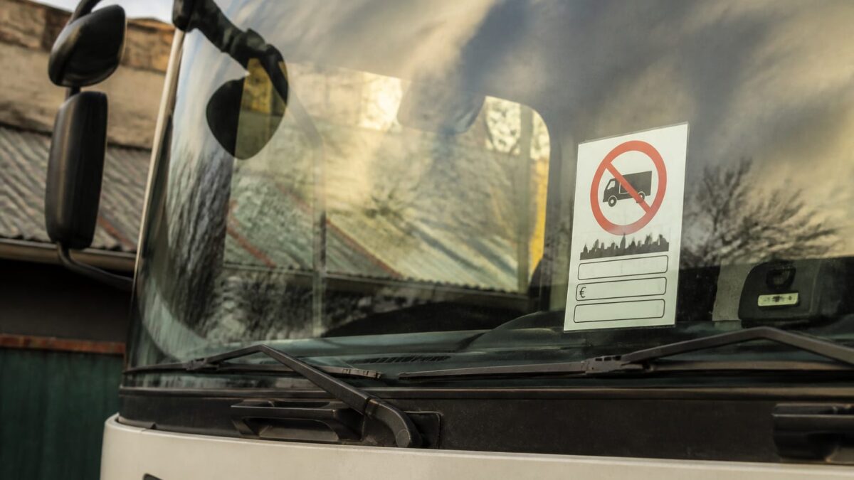 Camioanele fără autorizație vor primi amenzi duble în București. Taxele pentru intrările legale scad