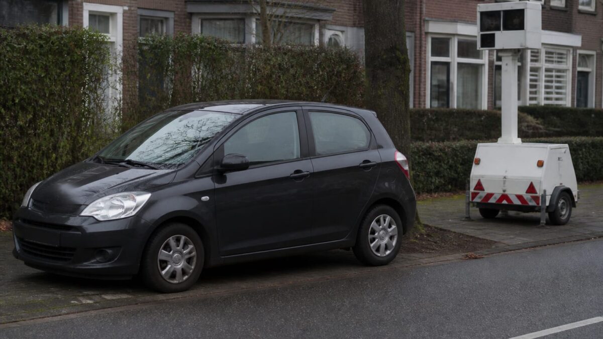 Un radar mobil defect poate trimite amenzi și unei mașini oprite. Cine plătește până se repară eroarea 1 Un radar mobil defect poate trimite amenzi și unei mașini oprite. Cine plătește până se repară eroarea