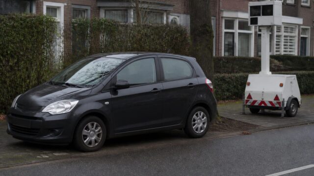 Un radar mobil defect poate trimite amenzi și unei mașini oprite. Cine plătește până se repară eroarea