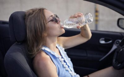În 2 zile la 80°C, apa din PET uitată în mașină poate trece de pragul de antimoniu, iar căldura accelerează și bacteriile