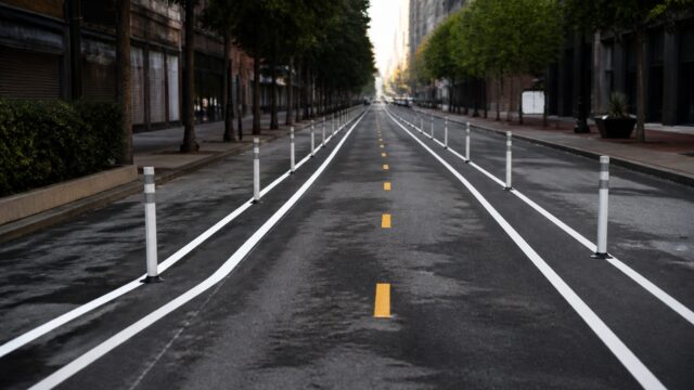 Lățimea benzilor de circulație se îngustează în orașe