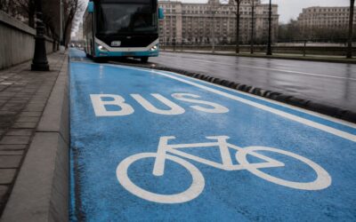 Bicicliștii din Piața Națiunilor Unite circulă pe banda STB. Traficul în București cere acum atenție sporită la depășiri