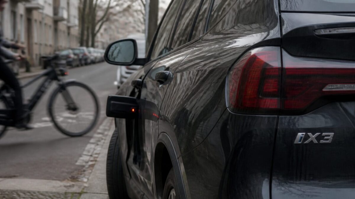 BMW Neue Klasse blochează ușa câteva clipe când detectează un biciclist, după 8% din accidentele din Berlin