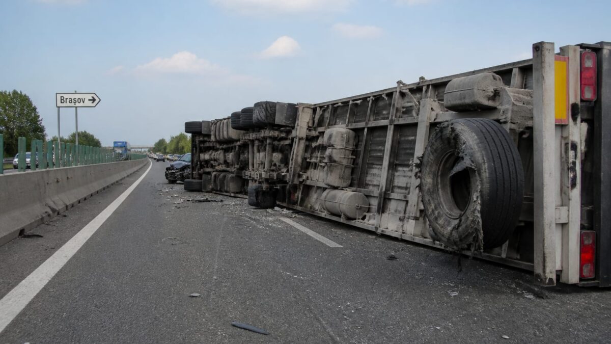 DN1, vineri, 21 august, la Păulești. Un camion răsturnat după explozia unui cauciuc a închis sensul spre Brașov 1 DN1, vineri, 21 august, la Păulești. Un camion răsturnat după explozia unui cauciuc a închis sensul spre Brașov