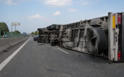 DN1, vineri, 21 august, la Păulești. Un camion răsturnat după explozia unui cauciuc a închis sensul spre Brașov