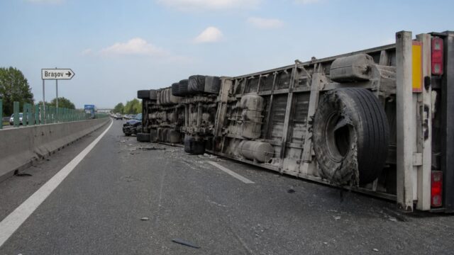 DN1, vineri, 21 august, la Păulești. Un camion răsturnat după explozia unui cauciuc a închis sensul spre Brașov 3 DN1, vineri, 21 august, la Păulești. Un camion răsturnat după explozia unui cauciuc a închis sensul spre Brașov