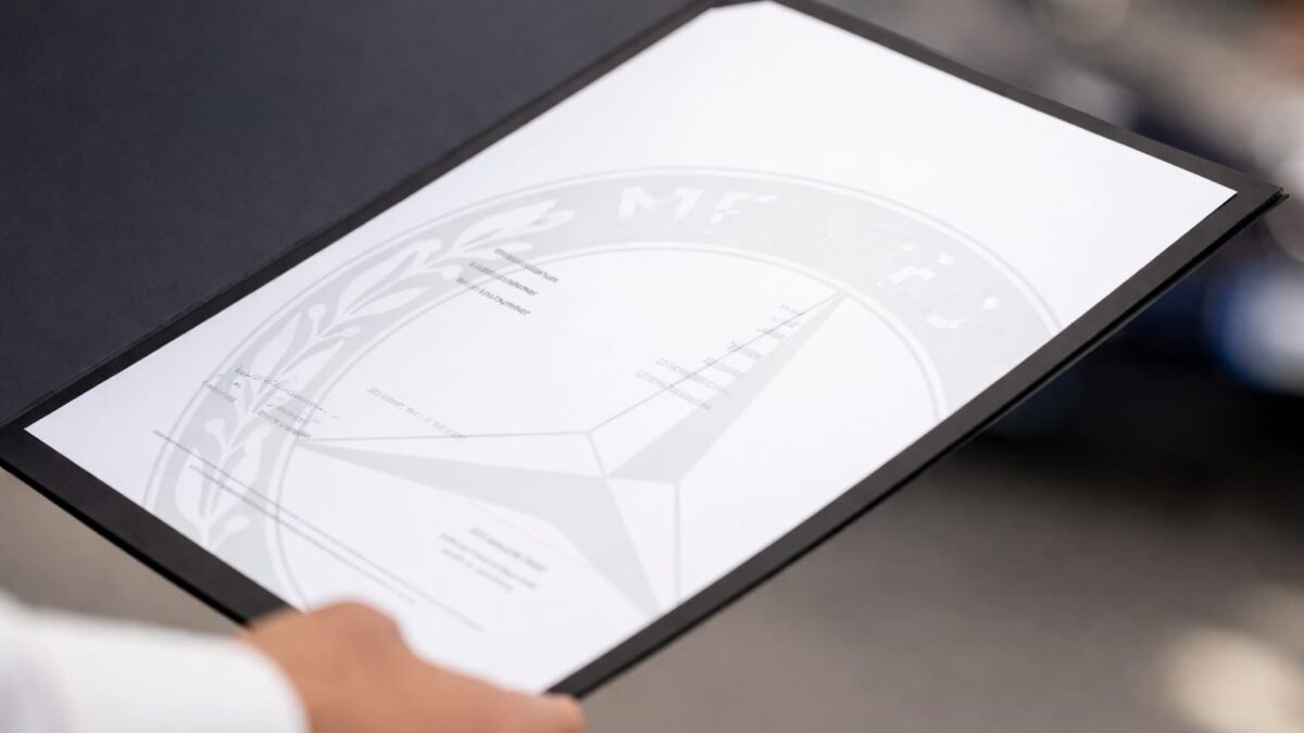 Mercedes-Benz oferă certificat de naștere pentru mașinile din 1986 încoace și crește valoarea unui 1 Mercedes-Benz oferă certificat de naștere pentru mașinile din 1986 încoace și crește valoarea unui