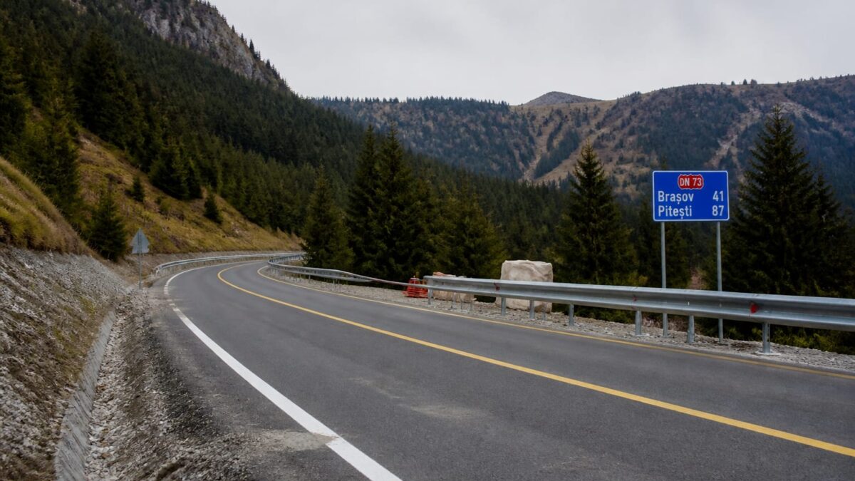 DN 73 Câmpulung-Brașov a ajuns la 80% și 99% pe cele două loturi. Cum se schimbă ruta prin Rucăr-Bran 1 DN 73 Câmpulung-Brașov a ajuns la 80% și 99% pe cele două loturi. Cum se schimbă ruta prin Rucăr-Bran