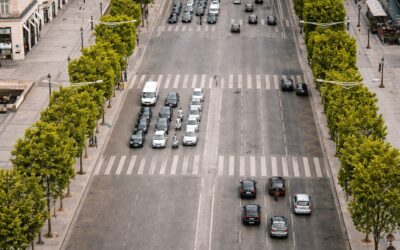 Mașina e dotată conform legii cu trusă, stingător și două triunghiuri