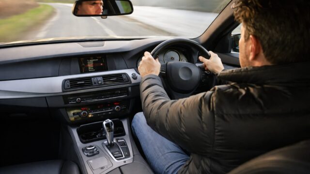 Șofer prins cu 172 km/h pe DN2. Poliția l-a escortat apoi la spital cu tatăl său 14 Șofer prins cu 172 km/h pe DN2. Poliția l-a escortat apoi la spital cu tatăl său