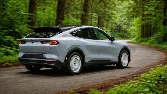 Ford recheamă 86.543 de Mustang Mach-E. O piesă de la geamurile spate se poate desprinde în mers