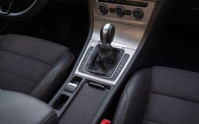 Ții piciorul pe frână la fiecare semafor, deși mașina poate face asta singură? Funcția de pe multe automate explicată clar