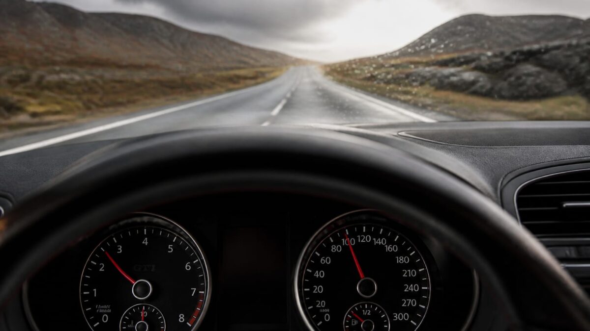 La 80 km/h, diferența nu a fost un logo aniversar, ci locul în care cade privirea șoferului