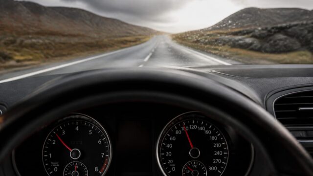 La 80 km/h, diferența nu a fost un logo aniversar, ci locul în care cade privirea șoferului