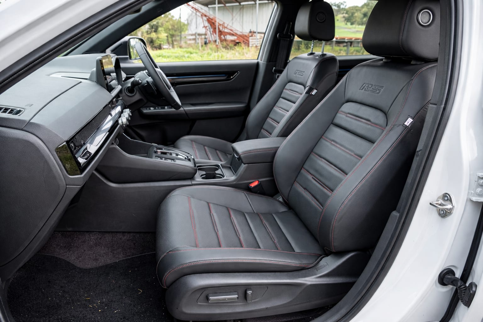 Are sens un SUV hibrid cu 5,7 l/100 km dacă păstrează un interior vechi? 2 Honda CR-V Hybrid tracțiune integrală, imagine 2