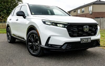 Are sens un SUV hibrid cu 5,7 l/100 km dacă păstrează un interior vechi?