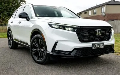 Are sens un SUV hibrid cu 5,7 l/100 km dacă păstrează un interior vechi?