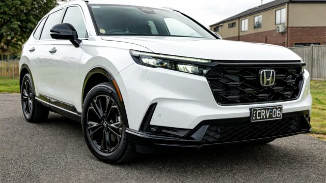 Are sens un SUV hibrid cu 5,7 l/100 km dacă păstrează un interior vechi?