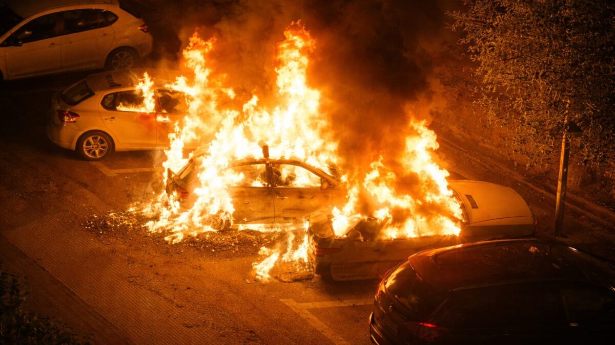 Patru mașini au ars într-o parcare din Oradea, două fiind distruse în proporție de 90% 1 Patru mașini au ars într-o parcare din Oradea, două fiind distruse în proporție de 90%