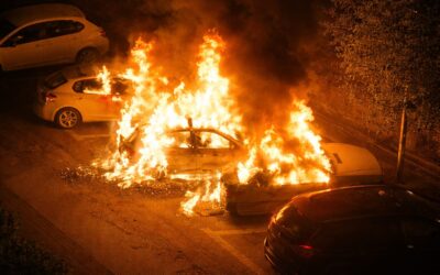 Patru mașini au ars într-o parcare din Oradea, două fiind distruse în proporție de 90%