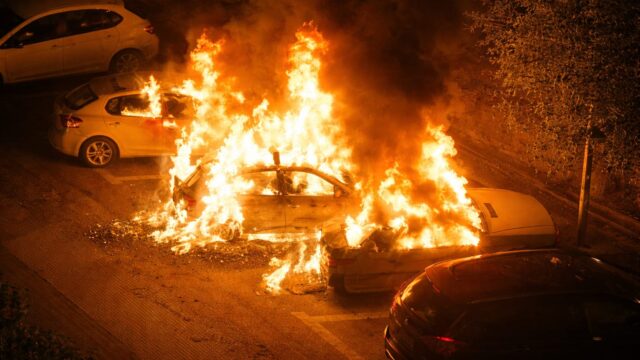 Patru mașini au ars într-o parcare din Oradea, două fiind distruse în proporție de 90%