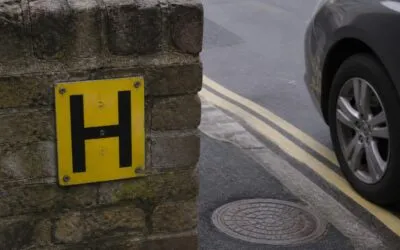 Un indicator galben cu H din Marea Britanie poate bloca accesul pompierilor la apă dacă șoferii îl citesc greșit