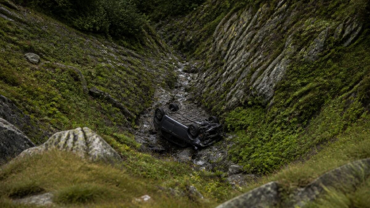 Un autoturism s-a rostogolit zeci de metri pe Transfăgărășan 1 Un autoturism s-a rostogolit zeci de metri pe Transfăgărășan