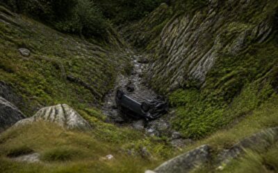 Un autoturism s-a rostogolit zeci de metri pe Transfăgărășan