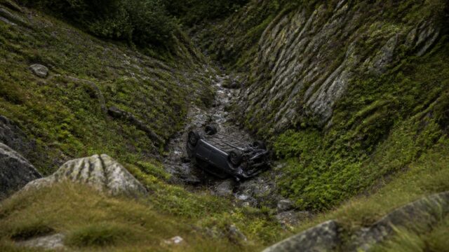 Un autoturism s-a rostogolit zeci de metri pe Transfăgărășan