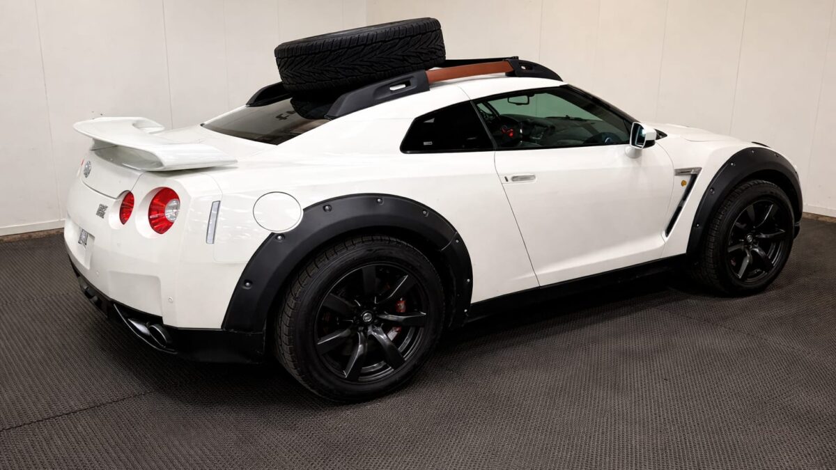 Un Nissan GT-R din 2010 modificat off-road ajunge la licitație