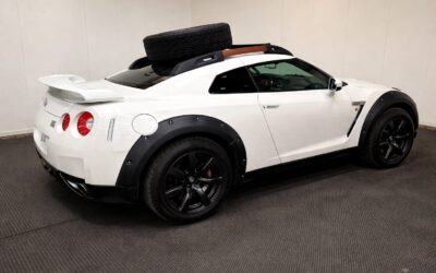 Un Nissan GT-R din 2010 modificat off-road ajunge la licitație