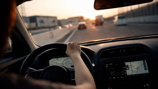 Este legal să conduci cu o singură mână pe volan