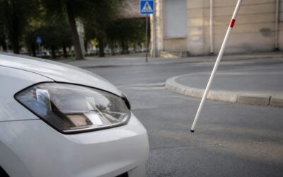 Când trebuie oprită mașina chiar și fără zebră marcată, dacă o persoană nevăzătoare ridică bastonul alb 13 Când trebuie oprită mașina chiar și fără zebră marcată, dacă o persoană nevăzătoare ridică bastonul alb