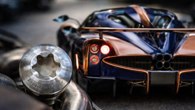 Pagani folosește șuruburi de 120.000 de lire sterline. Mai mult decât un Porsche 911 nou 16 Pagani folosește șuruburi de 120.000 de lire sterline. Mai mult decât un Porsche 911 nou