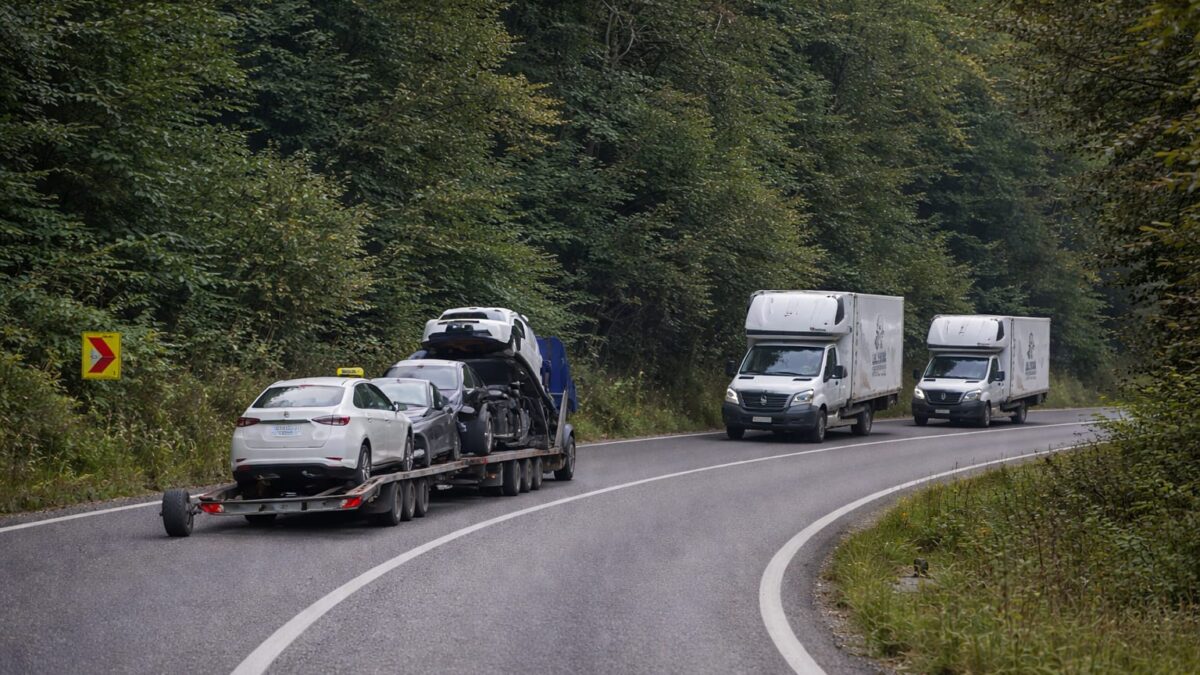 10 km ar fi mers mai departe șoferul unei platforme rămase fără roată pe Valea Oltului, după ce piesa a zburat pe contrasens 1 10 km ar fi mers mai departe șoferul unei platforme rămase fără roată pe Valea Oltului, după ce piesa a zburat pe contrasens