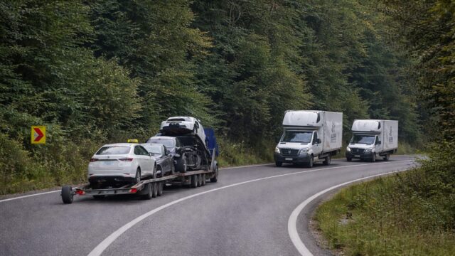 10 km ar fi mers mai departe șoferul unei platforme rămase fără roată pe Valea Oltului, după ce piesa a zburat pe contrasens