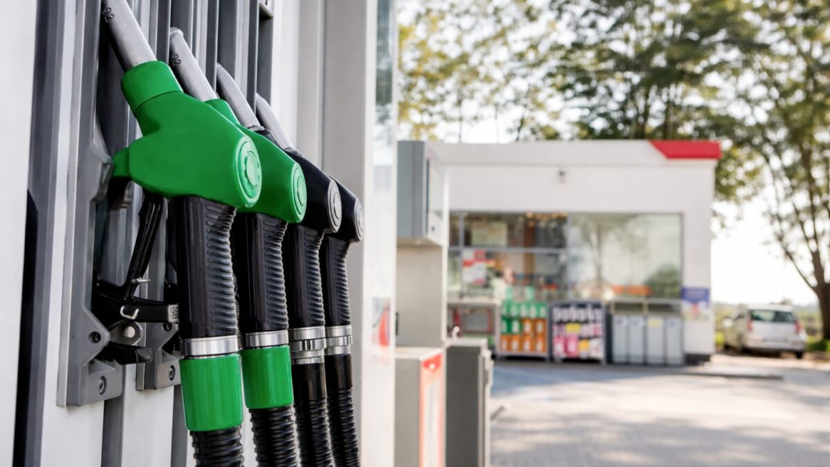 Benzina s-a scumpit cu 10 bani pe litru pe 4 august 2026. Cum arată prețurile în Mureș și în marile orașe 1 Benzina s-a scumpit cu 10 bani pe litru pe 4 august 2026. Cum arată prețurile în Mureș și în marile orașe