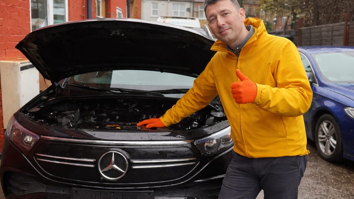 Mecanic român, George, a reparat un Mercedes EQB din 2022 cu doar 3.000 de lire plus TVA