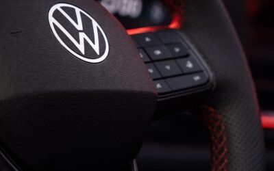 Peste 10.000 de angajați Volkswagen l-au huiduit pe Oliver Blume la Wolfsburg. Ce fabrici intră deja într-o zonă de risc