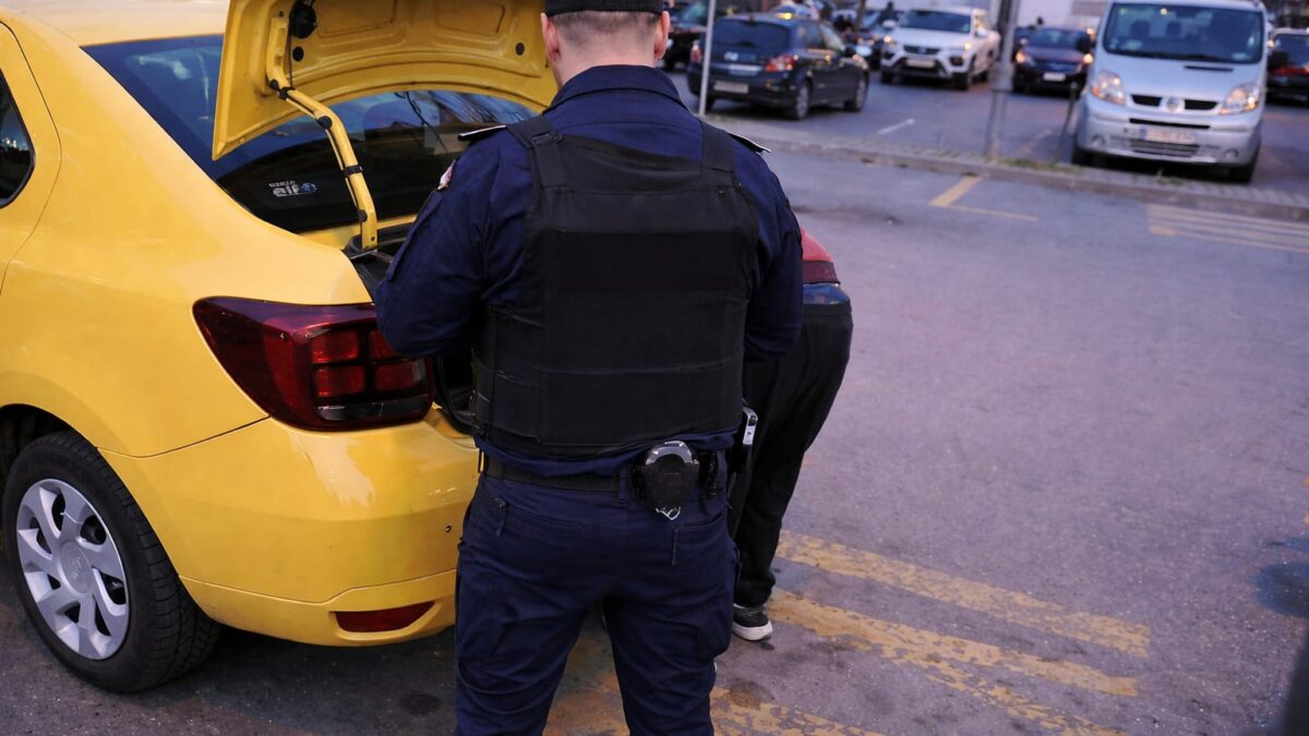 50 de lei neachitați înseamnă o zi fără permis din 25 august. Cine intră sub noua regulă după 90 de zile 1 50 de lei neachitați înseamnă o zi fără permis din 25 august. Cine intră sub noua regulă după 90 de zile